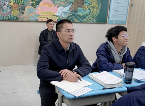 副校长袁世卓听课 副校长袁世卓听课