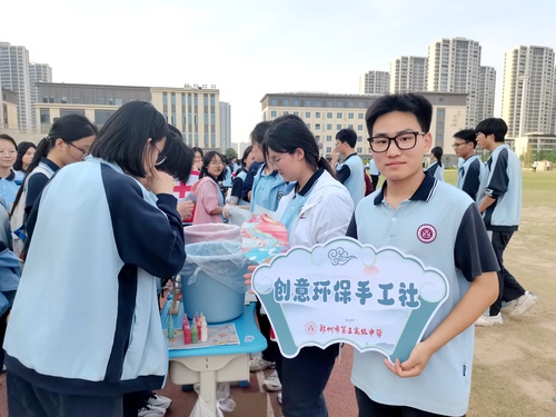 2025年5月13日郑州市第五高级中学社团嘉年华暨第二届科创文化节手工社制作漆扇 2025年5月13日郑州市第五高级中学社团嘉年华暨第二届科创文化节手工社制作漆扇